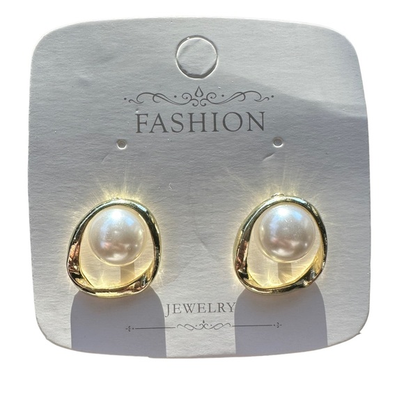 18K Gold Plated Irregular Shaped Pearl Stud Earrings - Picture 5 of 6